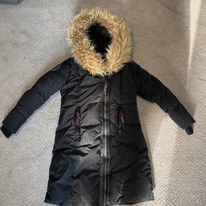 Size small. Slightly worn but in great condition. Black winter coat